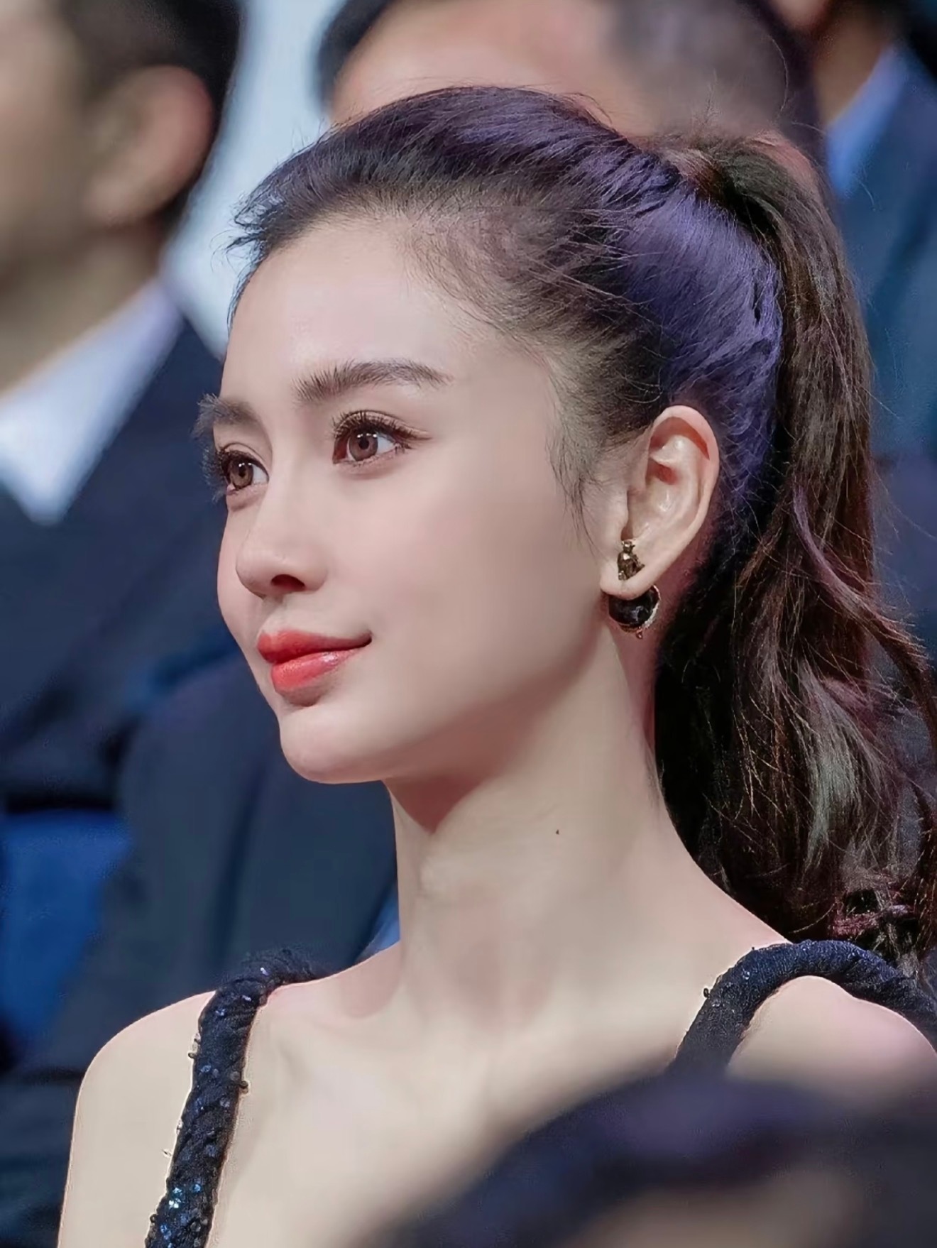 女明星贴头皮大光明造型 