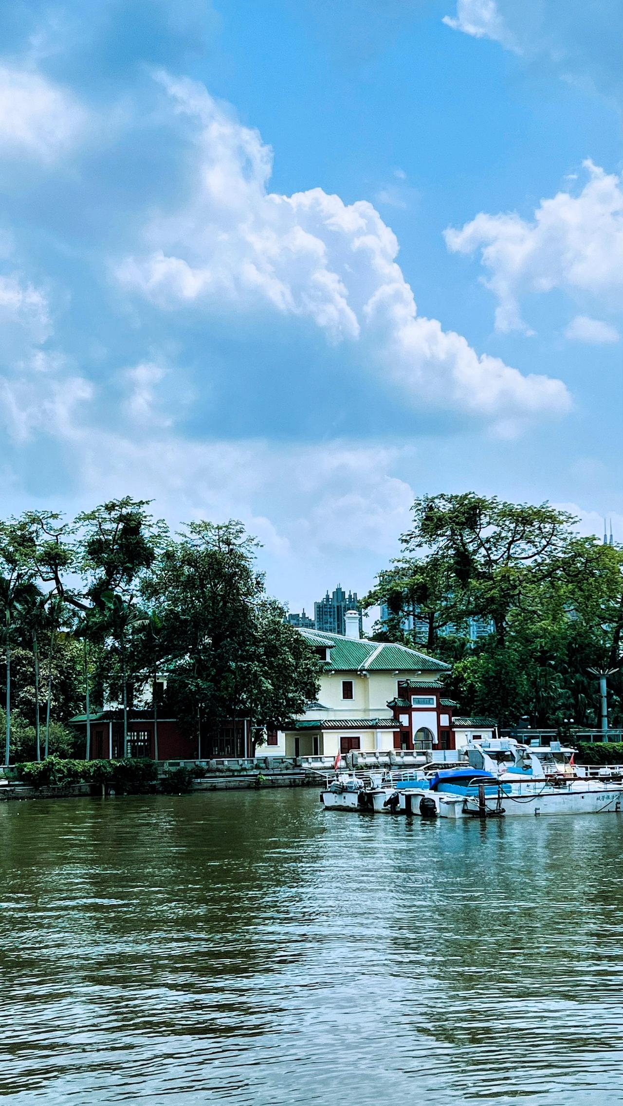 华南植物园随拍：蓝天白云，静谧河畔，绿树掩映，小船停泊，风光旖旎、悠然自得。