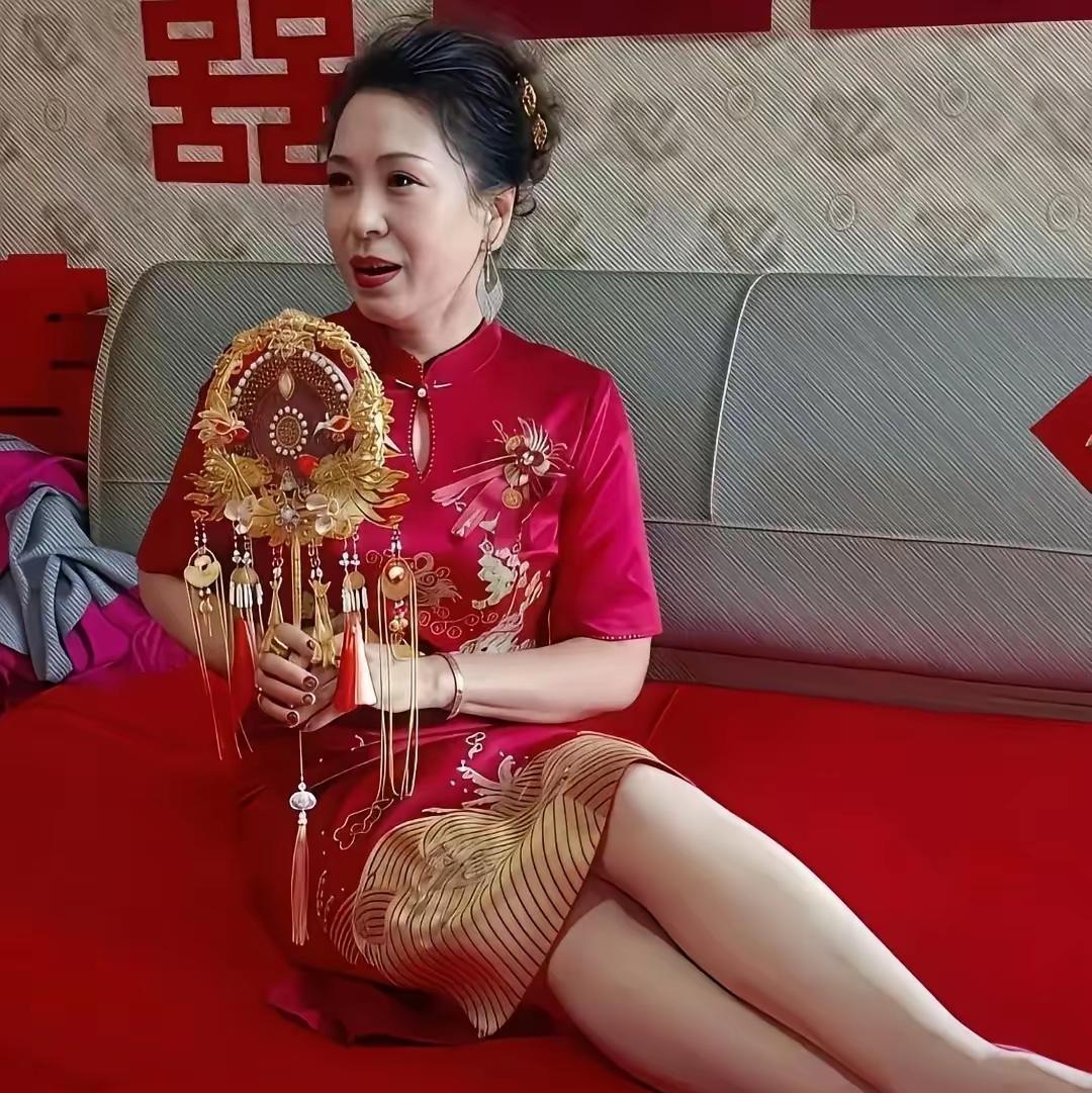 这位阿姨这么大了还能迎来自己的人生大事真的好幸福。