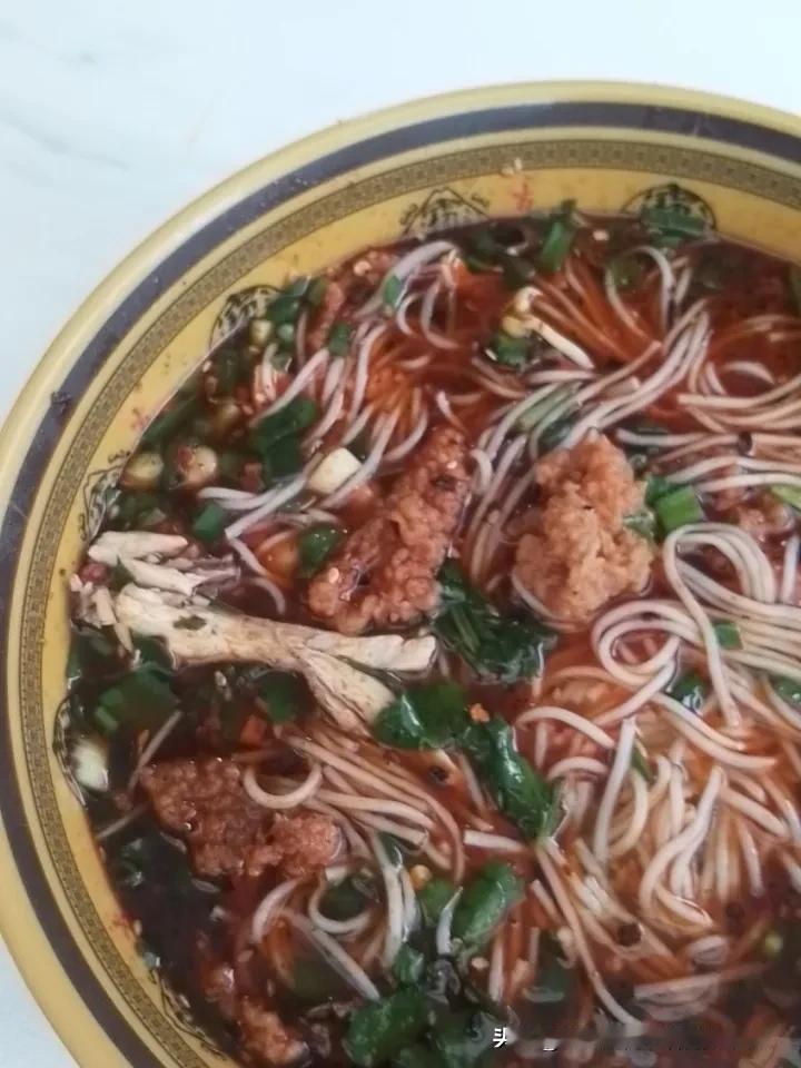 10块钱一大碗米线，有炸香酥还有鸡肉，真的是太划算了！花五块能吃啥 八万一餐 米