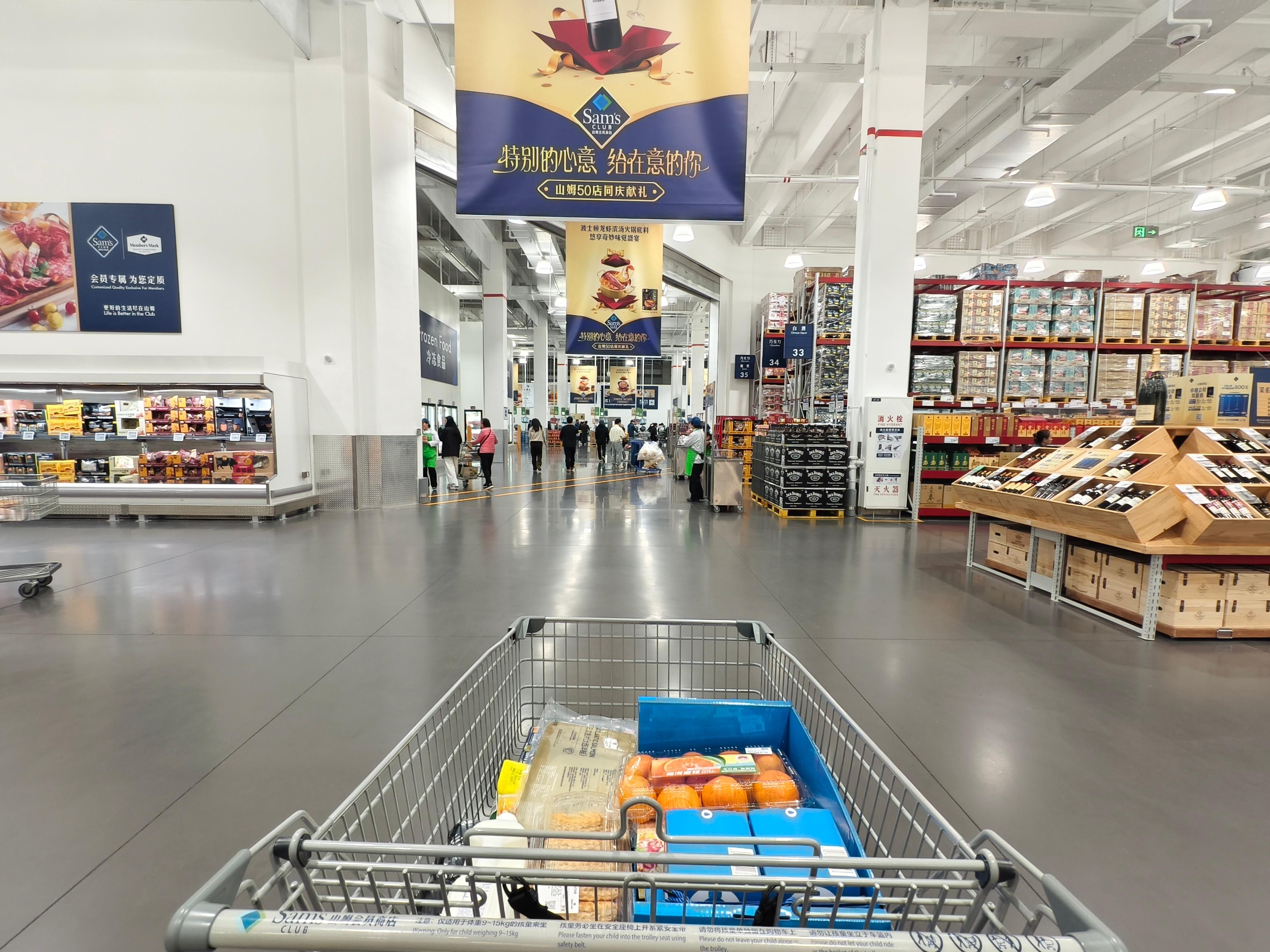 嘉定山姆这个点人不多，随随便便也买了小半车，赶在大流量来之前撤退。  