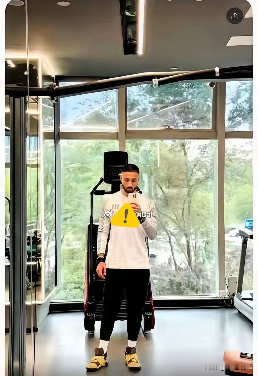 王水牛那事还没完，成都又冒出来一个？
一个外籍男子，给自己包装成悉尼大学博士，还