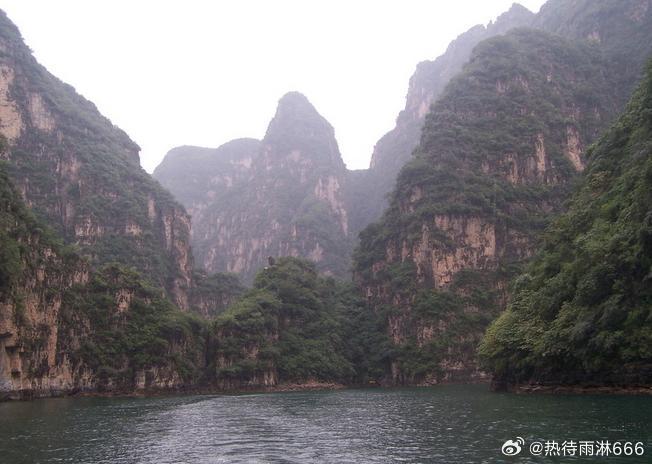 【龙庆峡】龙庆峡集南方山水的妩媚秀丽和北方山水的雄浑壮观于一体，两岸山崖险峻，森
