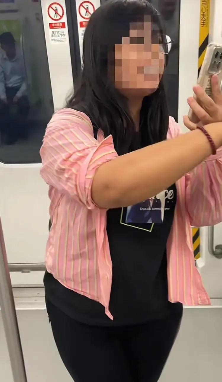 这两天，南京地铁上
一位小仙女过度维权的事件开始在网络上发酵
事情的经过是这样的