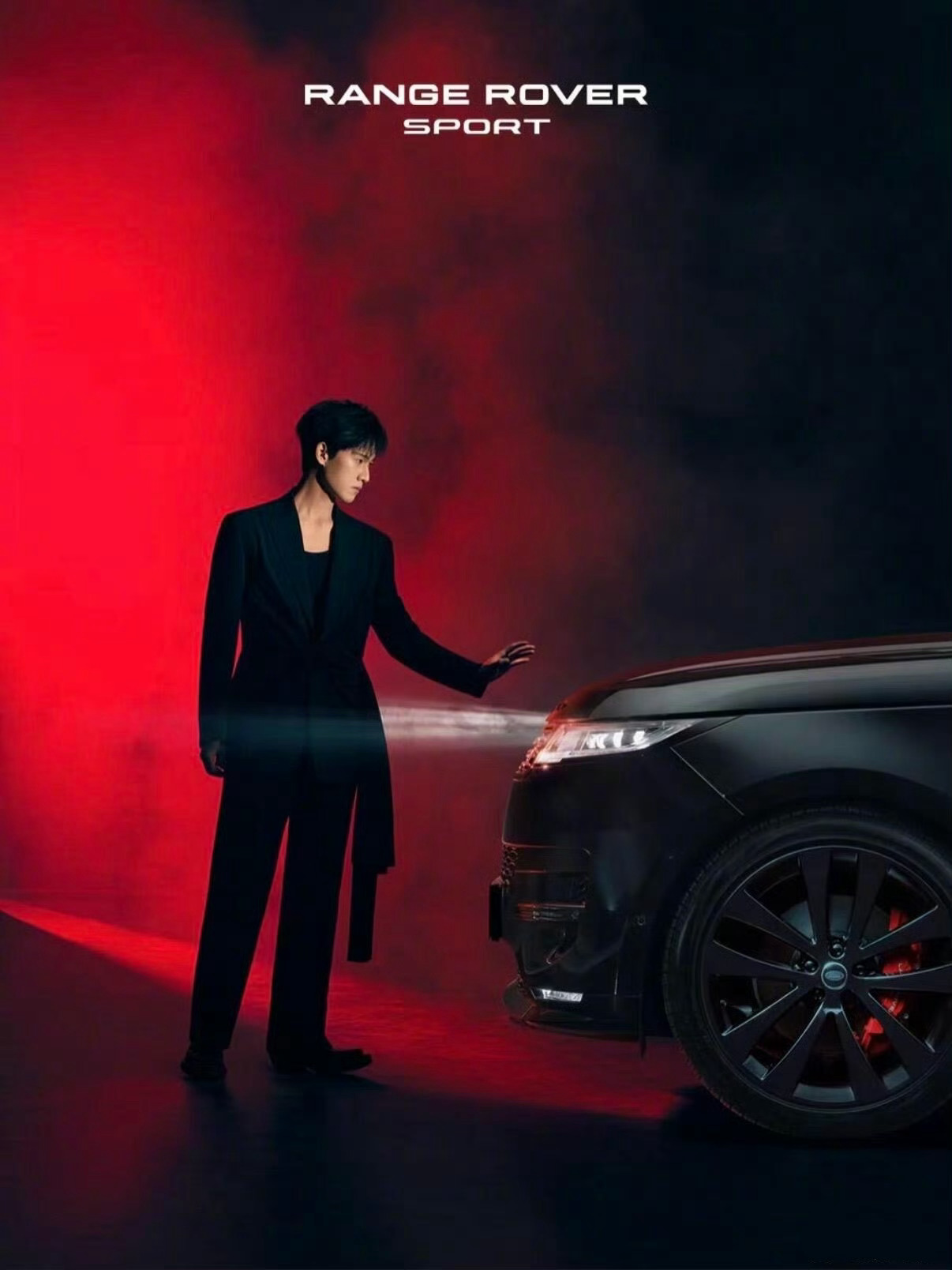 个人觉得，还是不一样的，一个手没碰到机器盖，一个是黑色车，一个有星辰，一个没有，