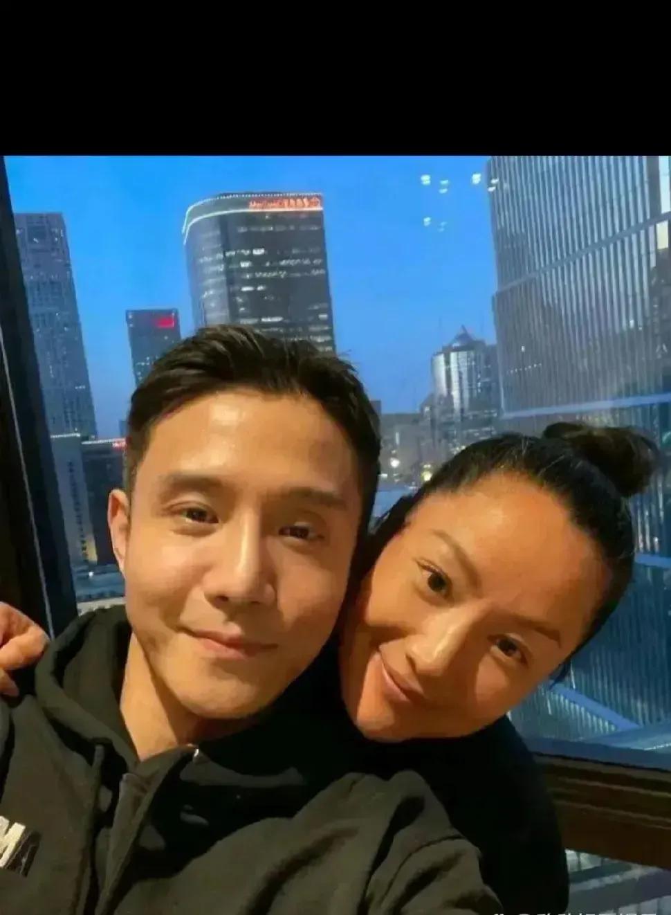 瞿颖和男友同框秀恩爱，两人没有结婚没有孩子，但过得潇洒自由自在。

很多人都很遗