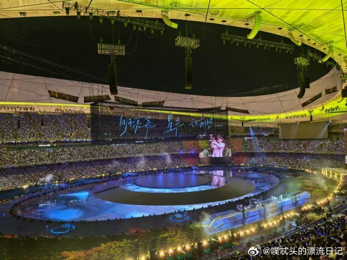 张杰赚点钱全花舞美上了 杰哥在鸟巢搭建的不仅是舞台，更是梦想！看这舞美的精致度，