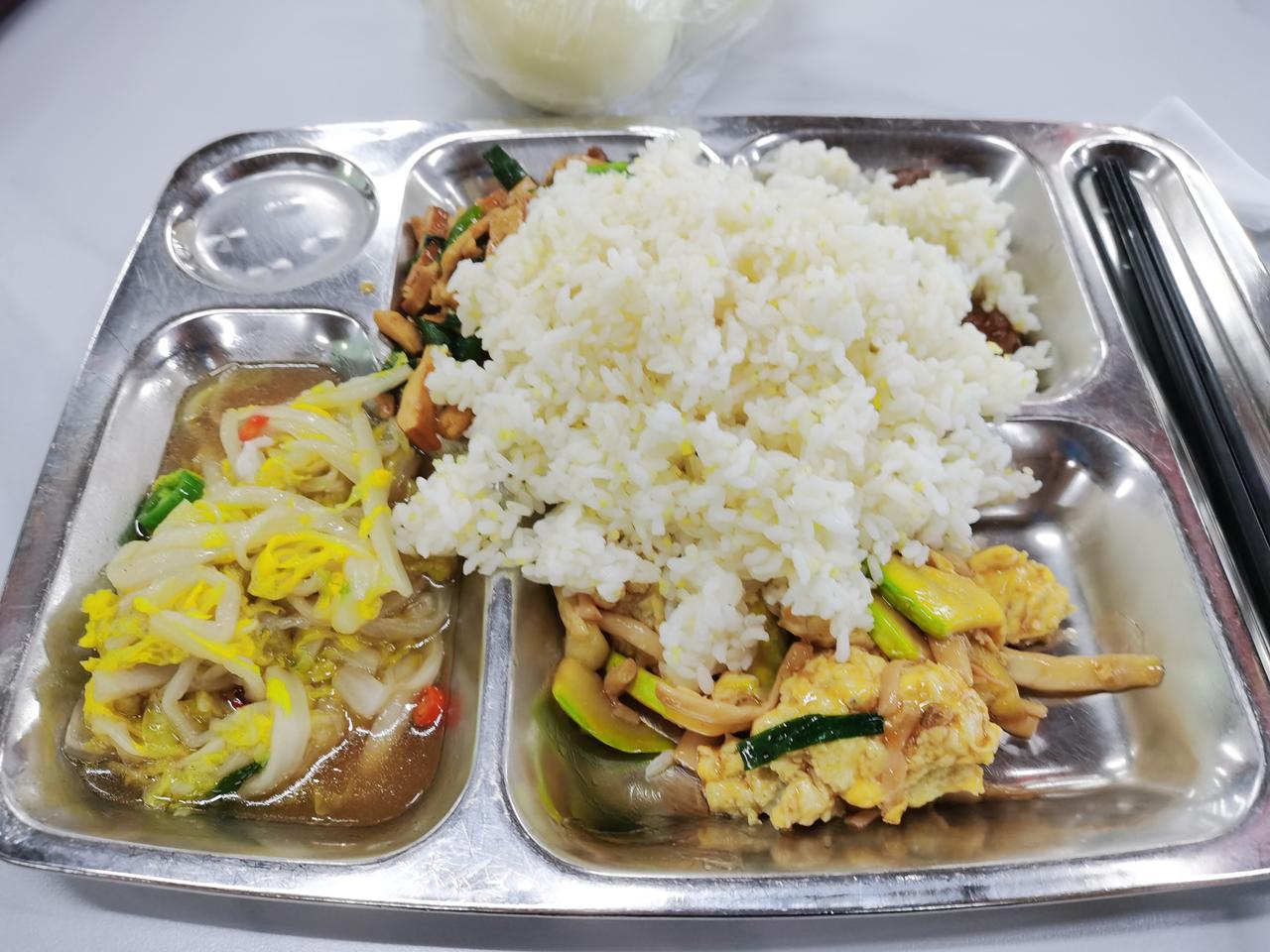 打饭时我说少盛点肉，打菜师傅直言：职场不能躺平，吃肉也不能减量。[捂脸]