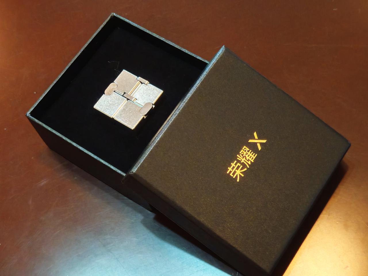 收到荣耀X80 Pro Max发布会邀请函，一个超硬核的金属魔方，面面都强悍！