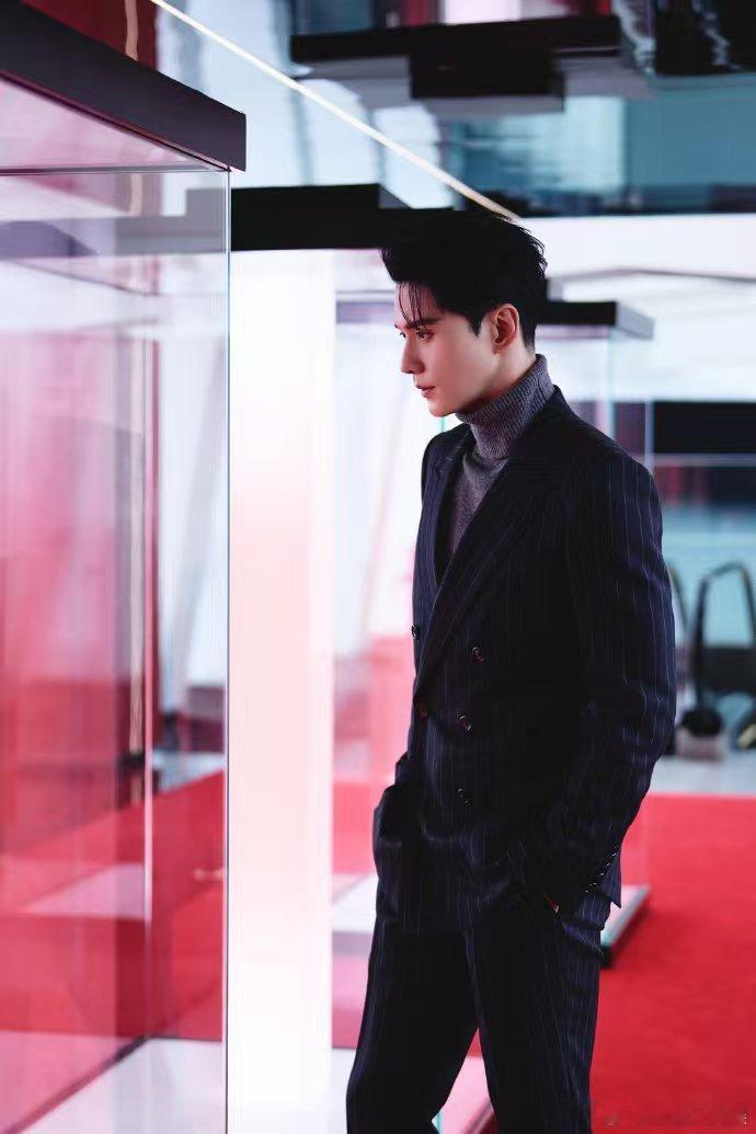 徐正溪的优雅永不过时 徐正溪就是优雅本人！穿搭简约有品，气质从容淡定，成熟魅力简