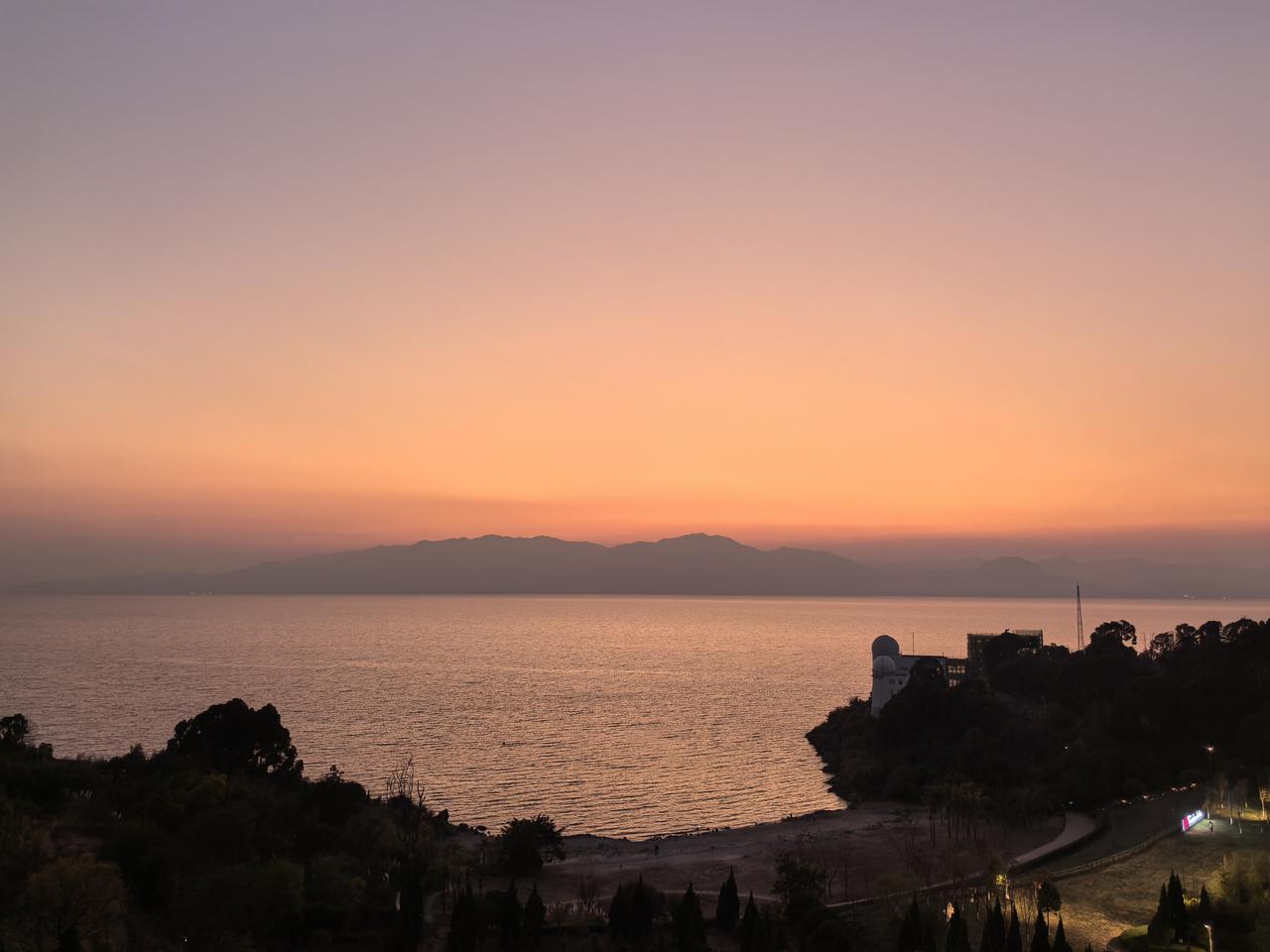 日本在作死的边缘疯狂试探。很多人觉得日本找我们碰瓷是疯了，因为这无异于自取灭亡，