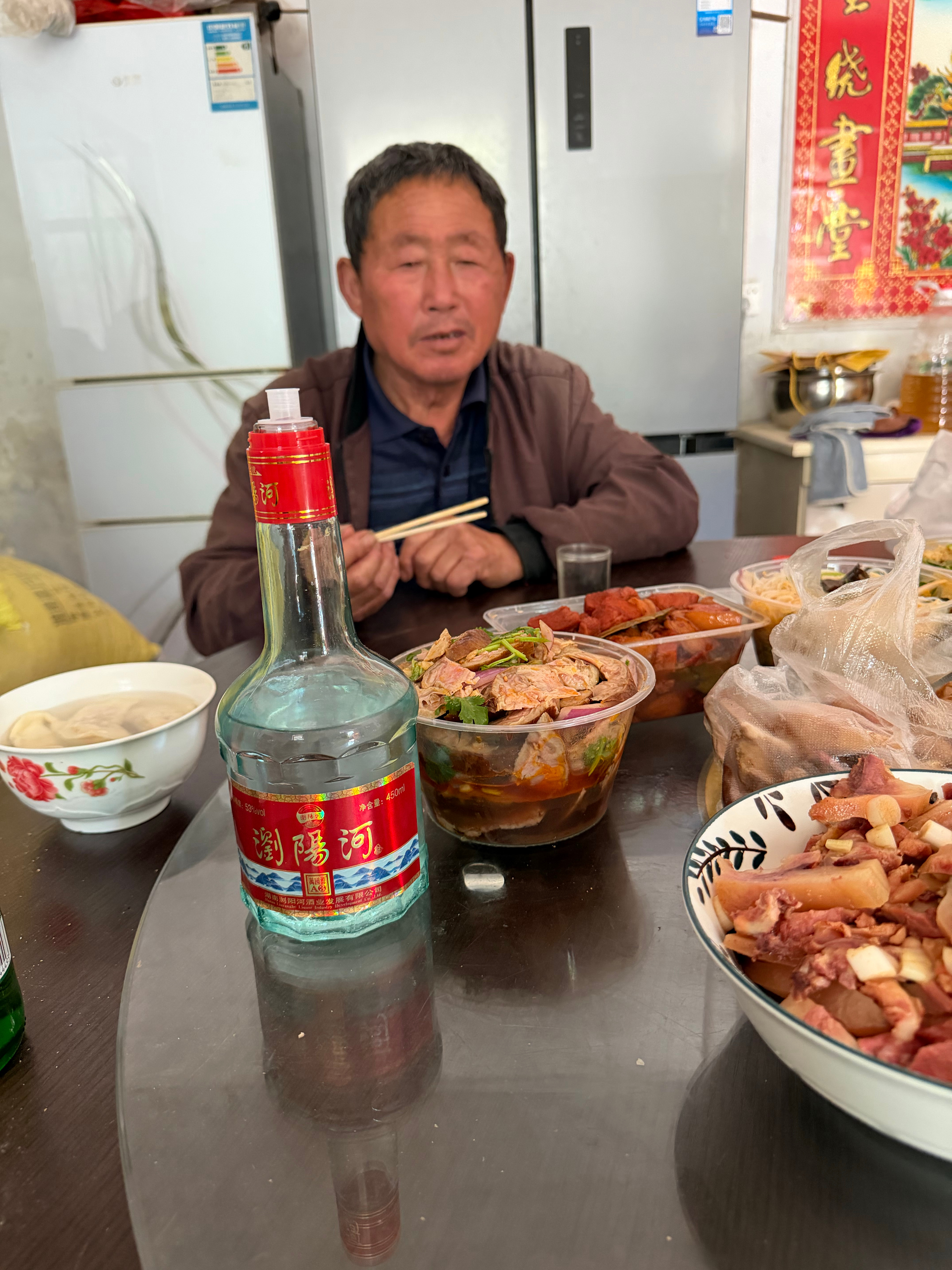 开着我的丽颖，来岳父家，今天中午又是一桌河南漂亮饭，岳父中午喝白酒，浏阳河 