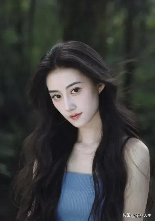 烟雨如织笼碧水，青瓦白墙隐暮霭。
柳絮飘落春色远，渔火微明照江岸。