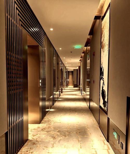 就在前天晚上，我们一家三口住在合肥的某酒店。
约莫十点半，孩子忽然指向门口，说是