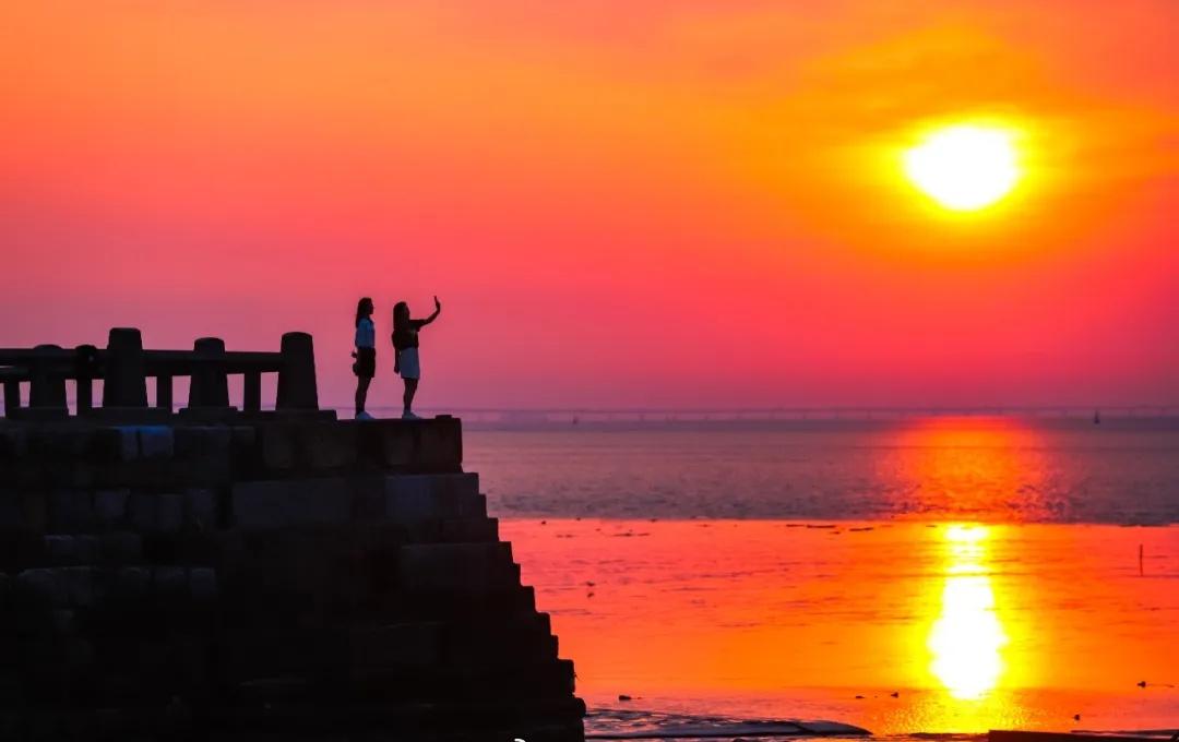 【新年献词丨爱你老己，海盐更棒！】
2026年的新年钟声即将敲响
杭州湾的潮水依