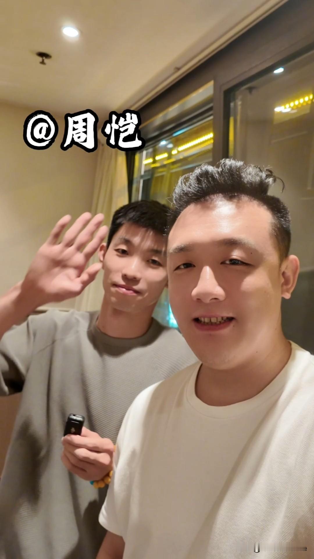 6月21日，乒乓球运动员徐晨皓发文说：“一身军装，一段青春，小聚一下。”

原来