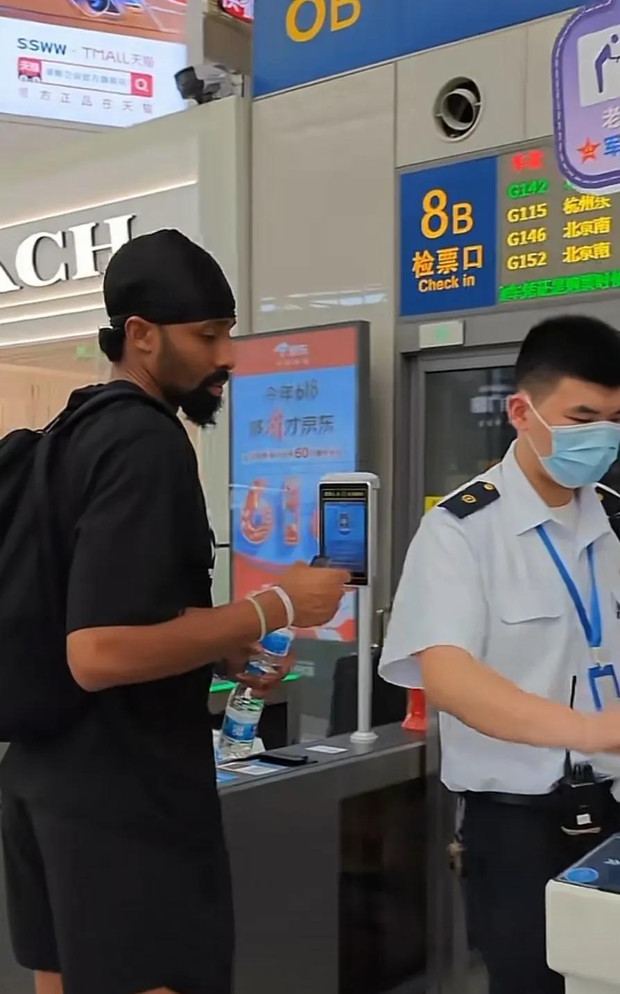 NBA球星丁威迪太低调，竟然只喝售价一元的康师傅矿泉水！

近日，有球迷在火车站