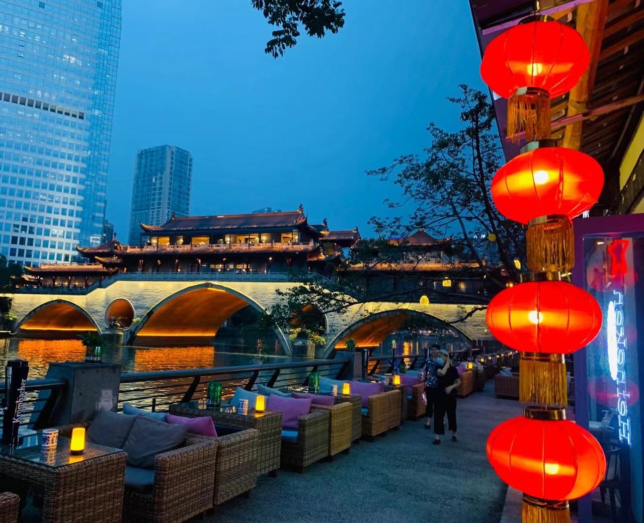 我出一个上联，不知道头条高手能对出什么工整下联呢？

上联：到四川川流不息。
下