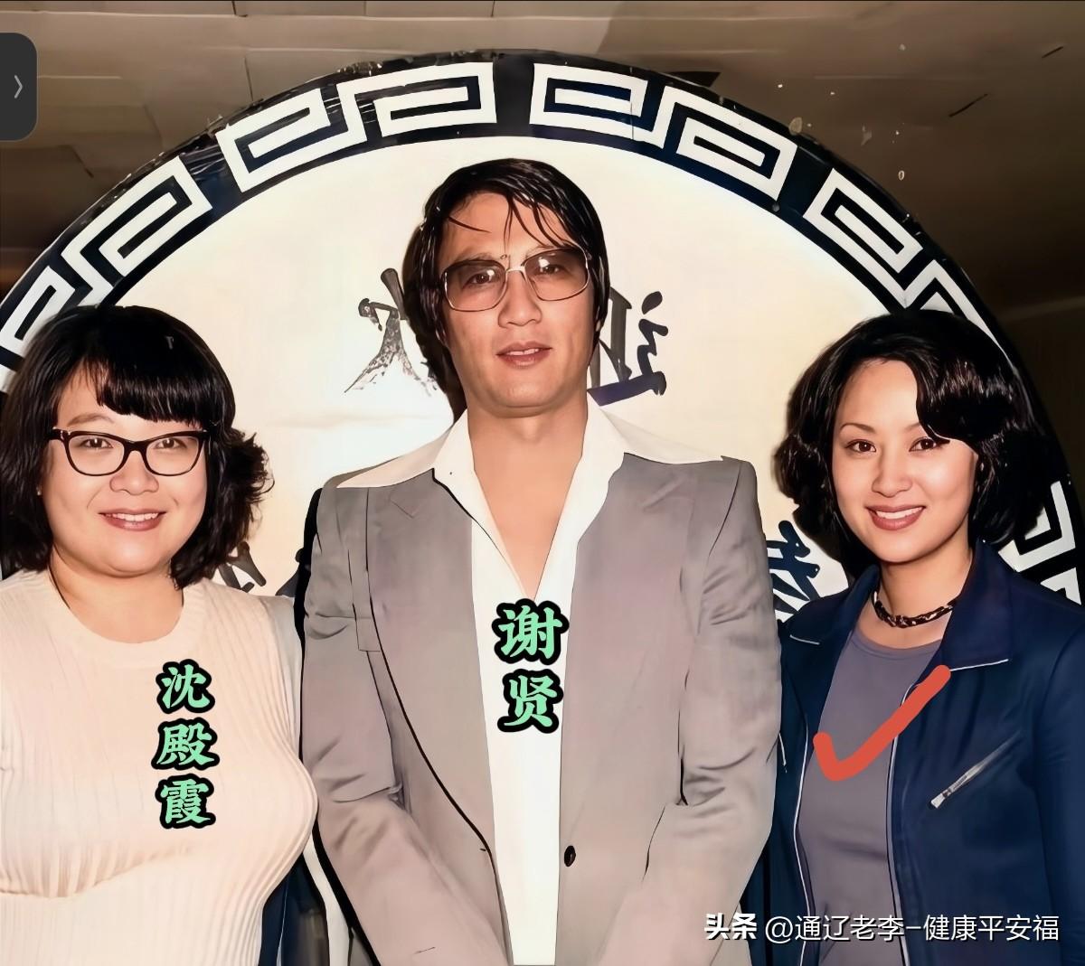 年轻时的沈殿霞与谢贤，在一起合影留念。
右一这位女士没认出来，你知道是谁吗？