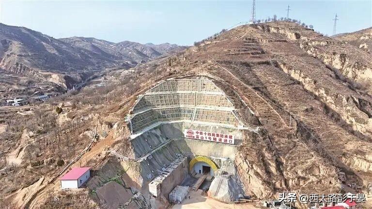 延榆高铁再传捷报！苗山1号隧道贯通，西安→榆林2小时快了

3月17日，延榆高铁