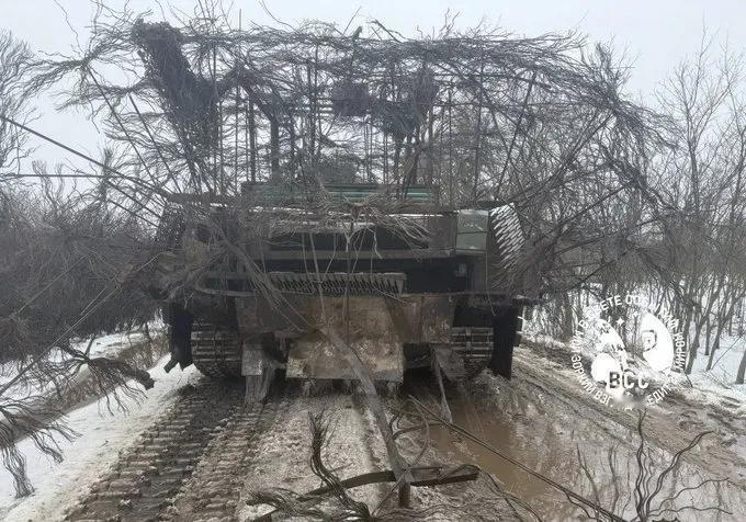 俄军一辆加装了反无人机障碍物和电子战系统的T-72B3主战坦克，在战场上遭到乌军