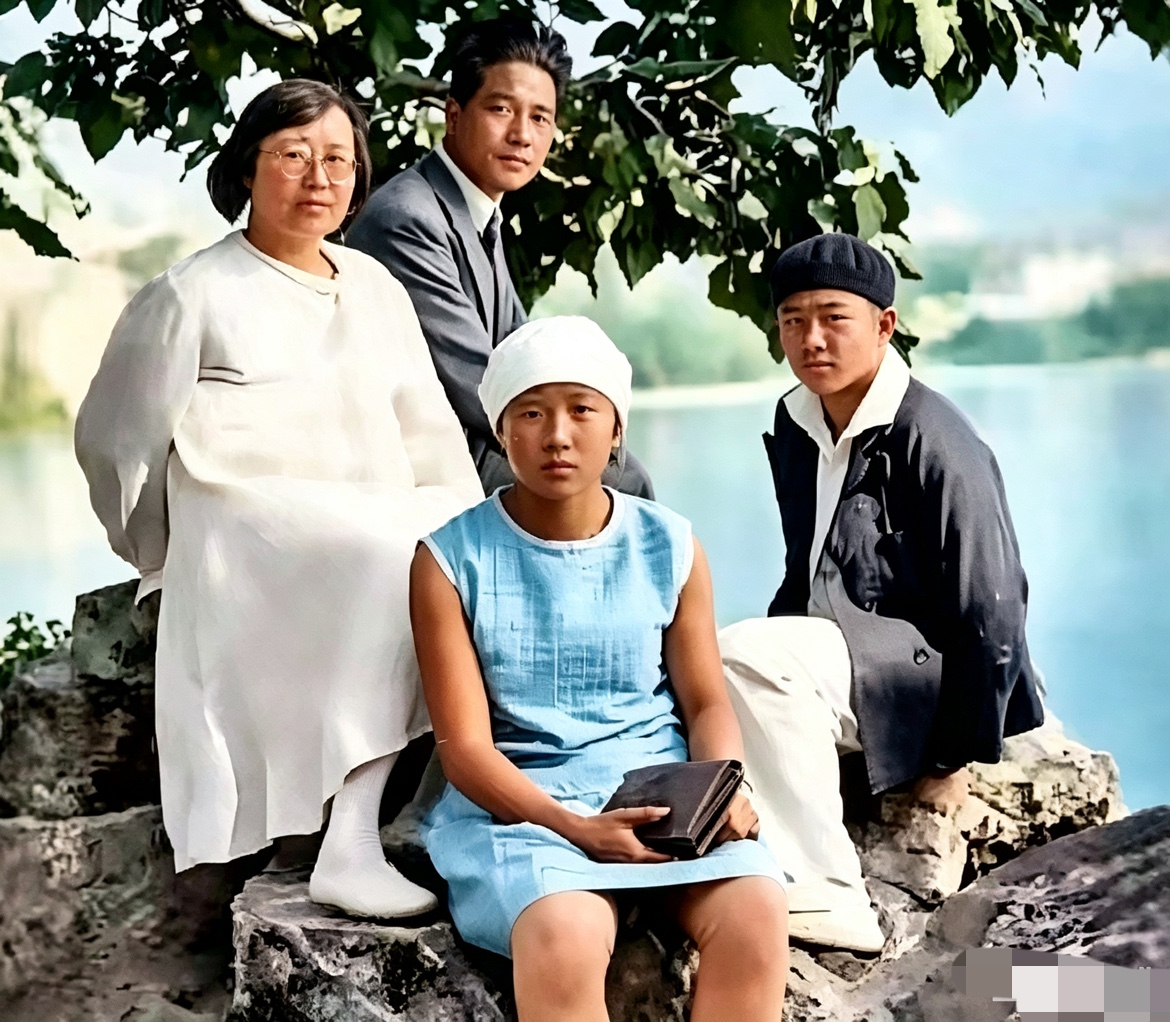 1936年，瑞士，留下一张汪精卫一家四口的合影。汪精卫、陈璧君，以及长女汪文惺、
