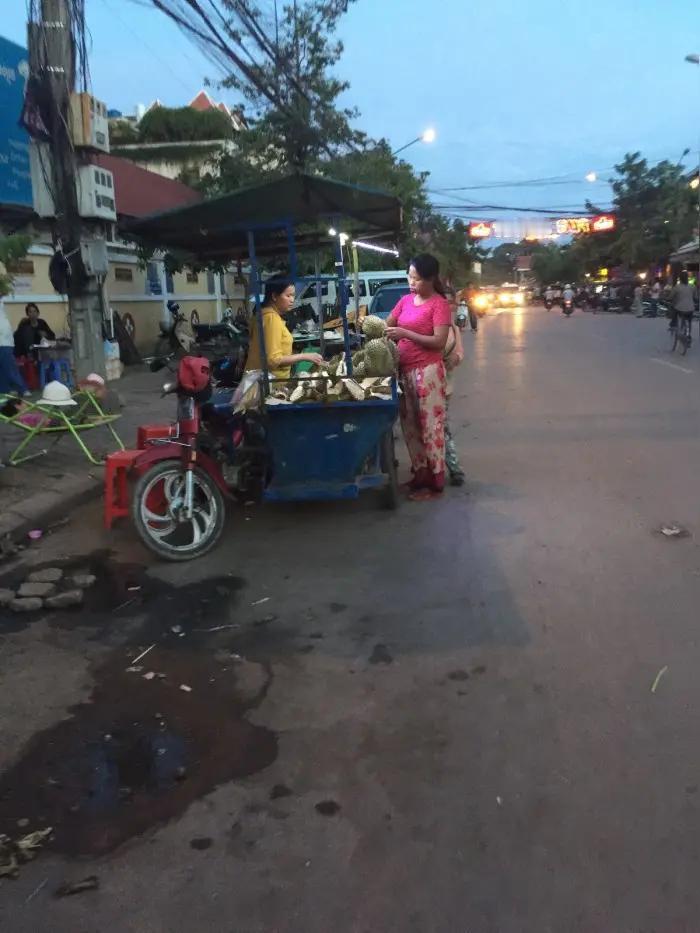 四川绵阳“摆摊冲突”：大学生遭“地霸”掀摊，网友痛斥“底层互害”何时休？
 
近