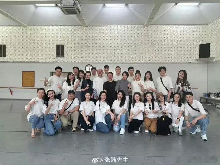 刘亦菲同学聚会落泪刘亦菲北电同学聚会落泪抽身繁忙工作赶赴同学宴，昔日同窗齐聚一堂
