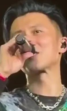 碎裂的思念里，全是你的轮廓
 
寥寥数语，却裹着千斤重的悔意。“后悔离开你”像一