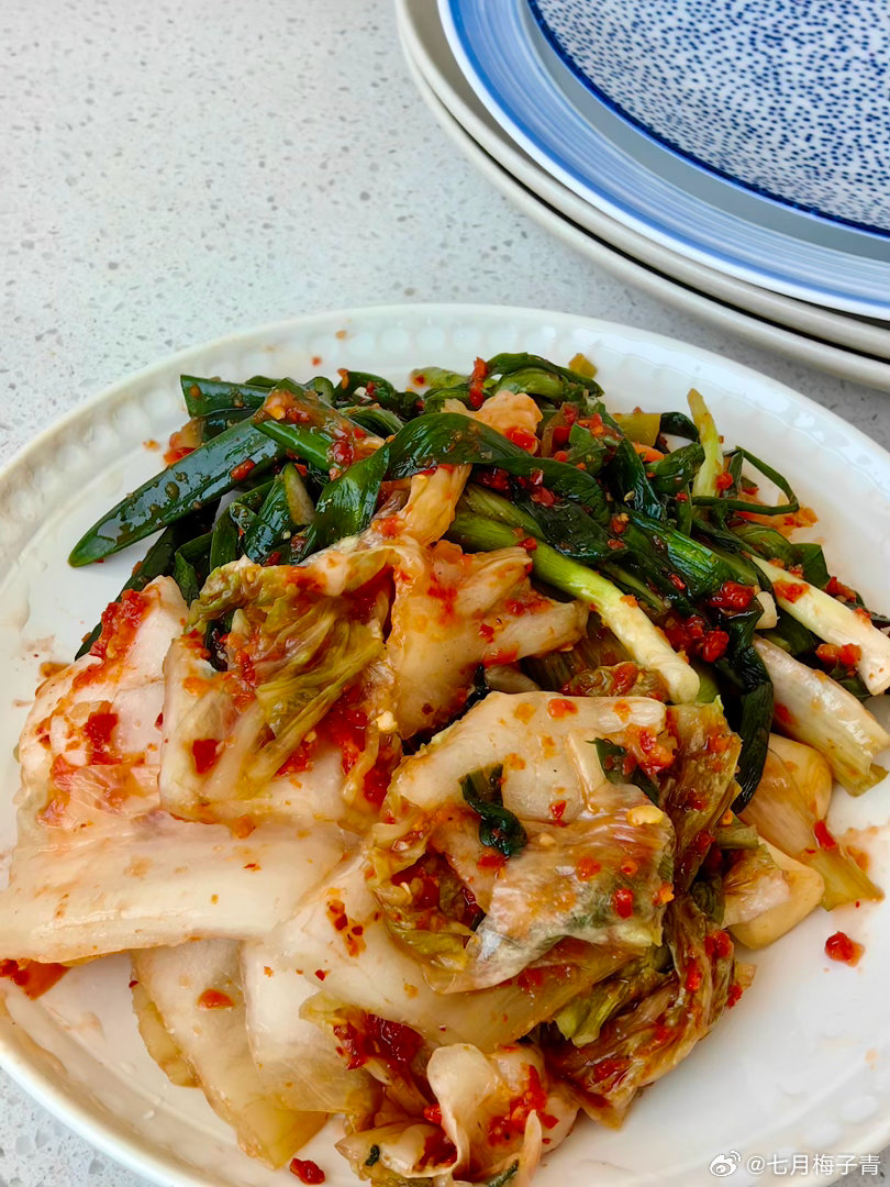 老妈寄来的泡菜。话说老妈有几样特别拿手：辣白菜、拌小葱、油焖辣椒、蒲公英干炖牛肉