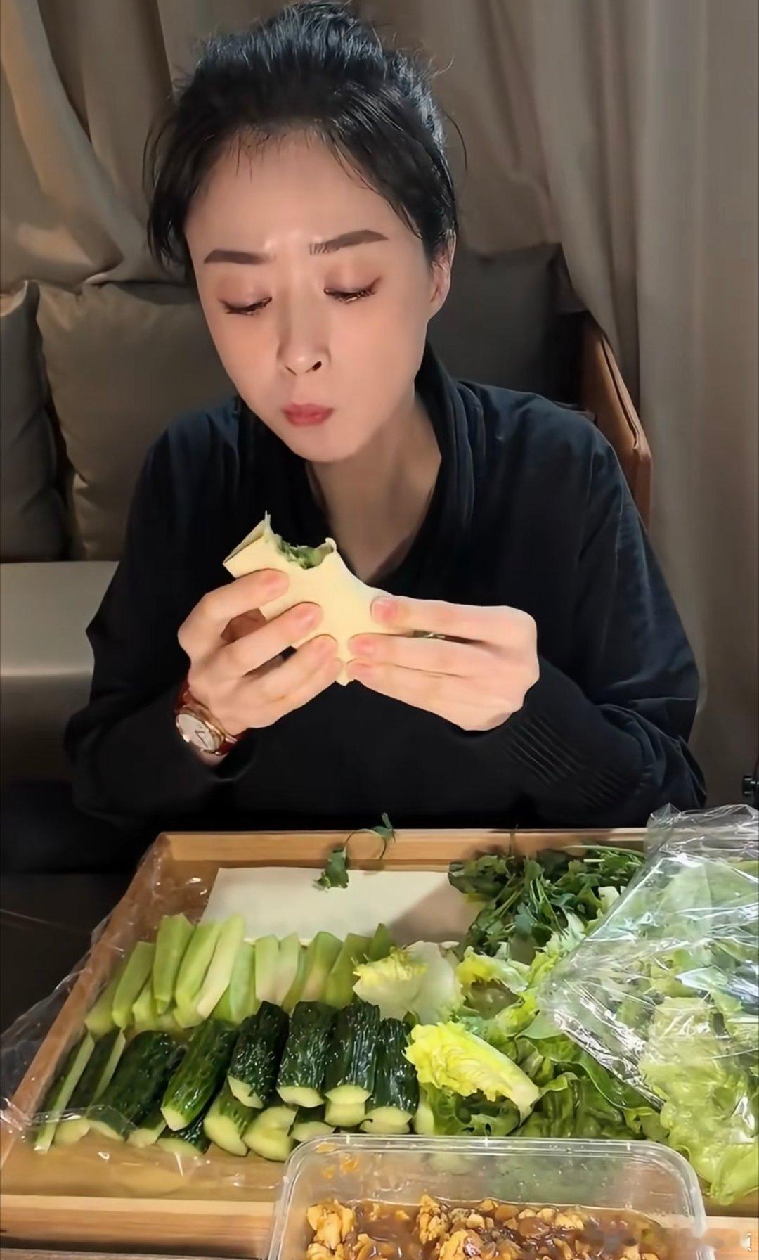 张予曦饭量人菜瘾大张予曦小鸟胃变大鸟胃合伙人愿张予曦奔赴每一段旅程，都能吃到喜欢