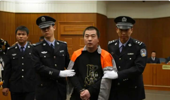 2009年，北京大兴一饭店老板李磊回家把全家人灭了门，父母、老婆、妹妹再加两个亲
