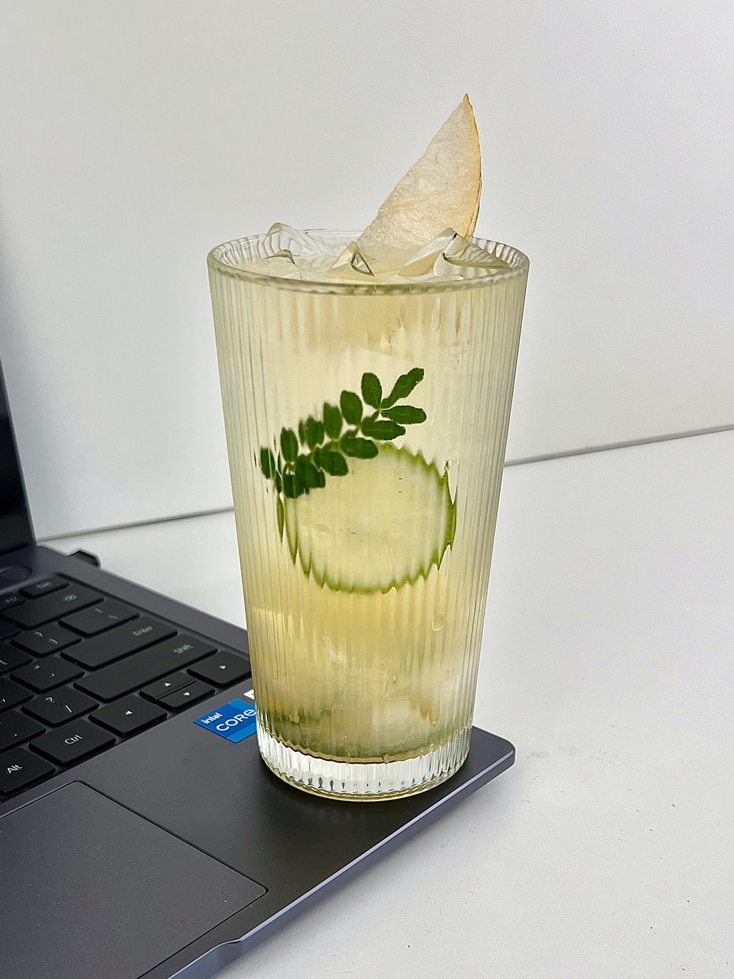 妮可の动动小手时间[举手]|太适合大热天的消暑饮[爱你]天气太热了，这个梨子冰茉