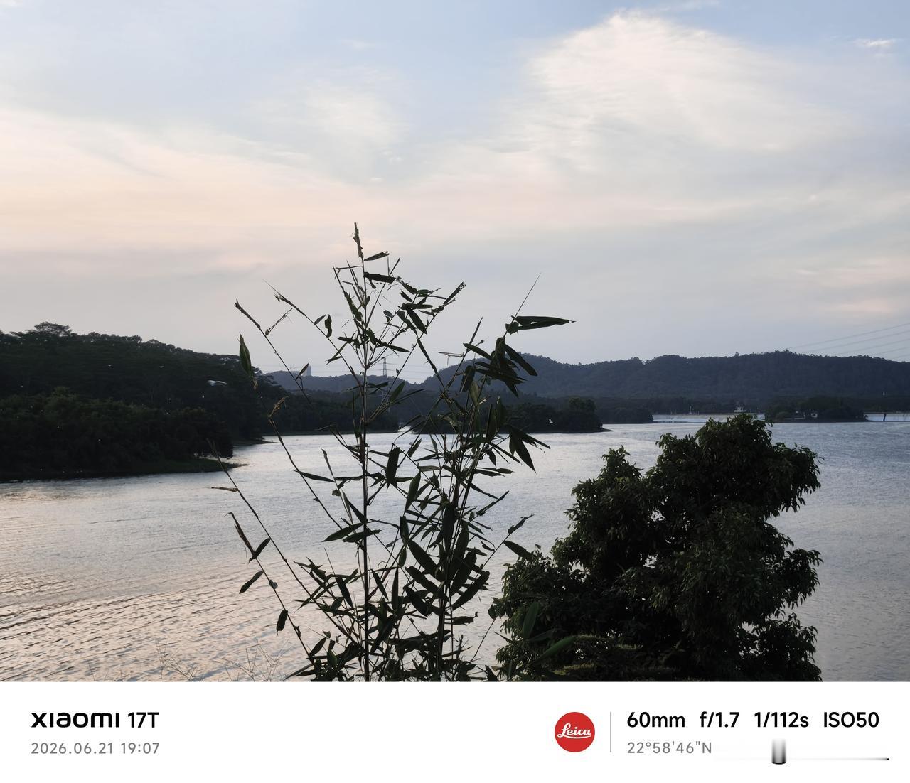 夏日生活，湖边漫步。
吃过午饭之后，驱车来到同沙生态公园。这里空气清新，植被茂密