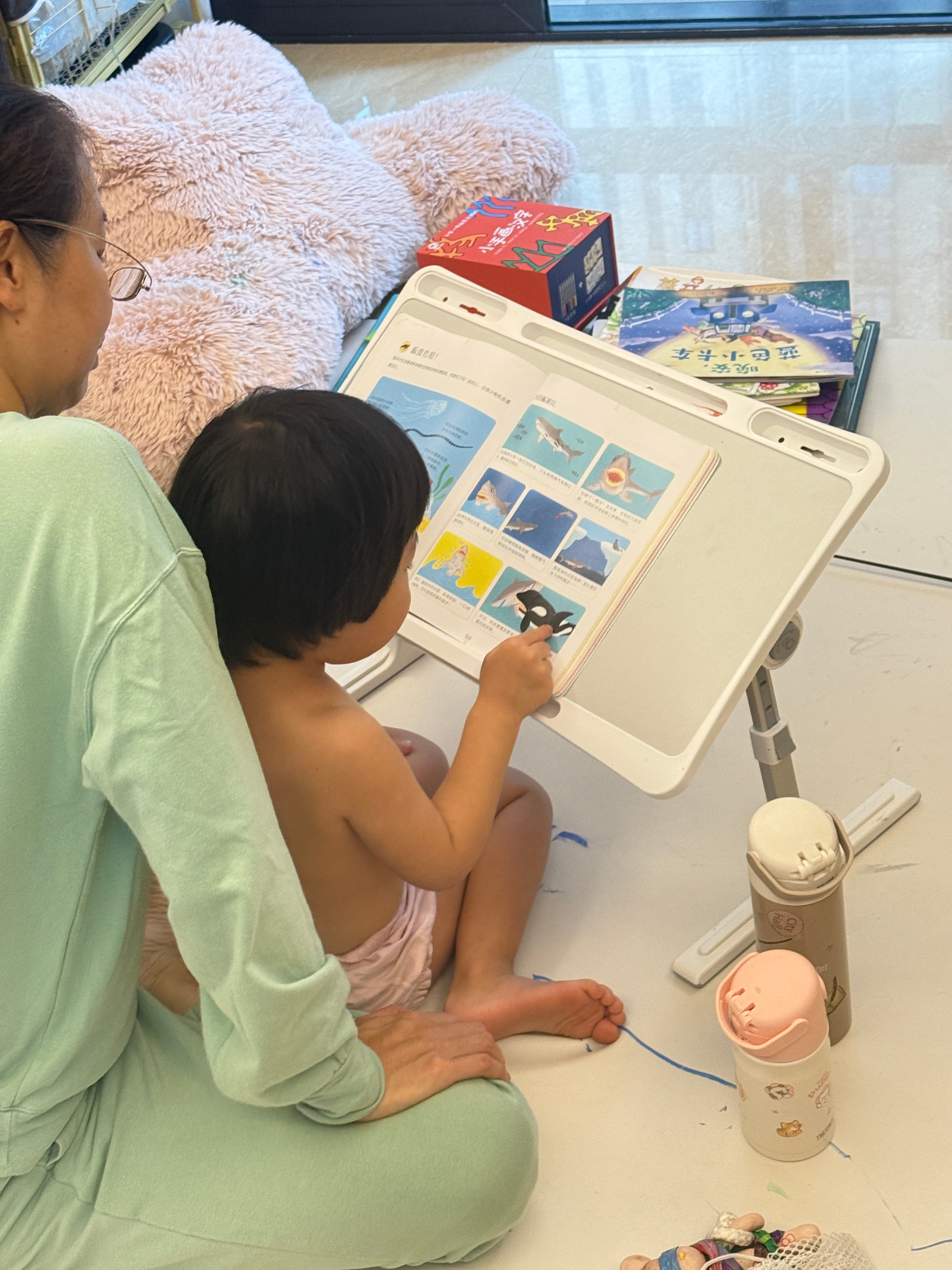 又在学了发照片的时候观察到球宝的颜色跟压压的水杯完全一样。 