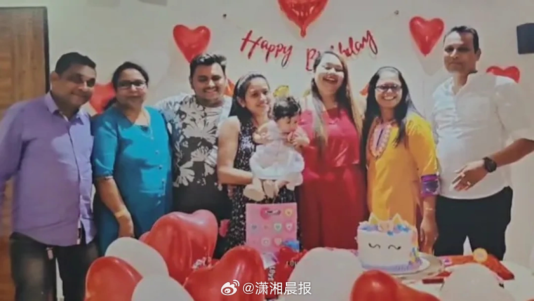 【印度#父母为参加女儿毕业典礼乘坠毁客机#】12日，印度航空一架客机坠毁。在本次