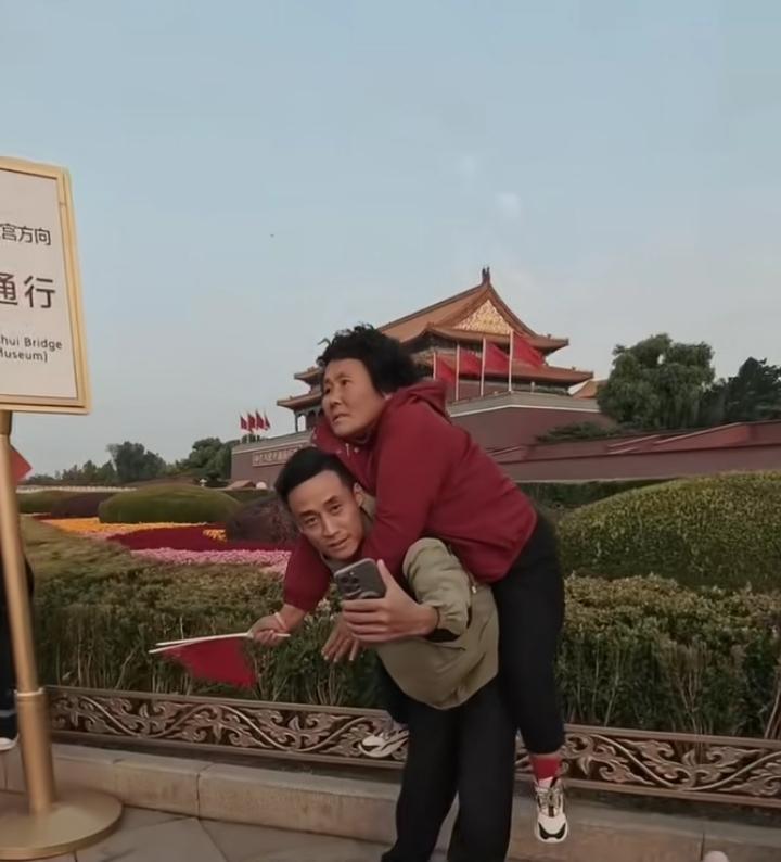 乌鲁木齐小伙马德新，母亲因车祸偏瘫、伴随脑萎缩，医生曾预判只能卧床。他卖房卖车、