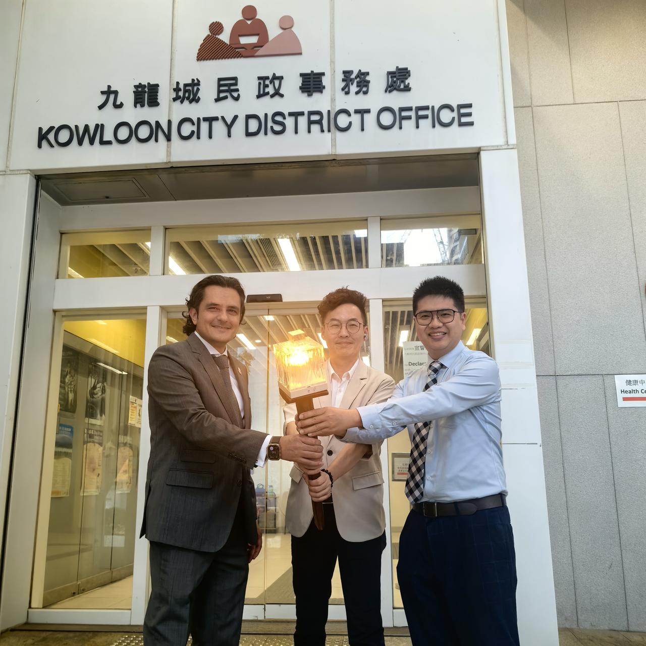 碳中和火炬传递逾60000公里，绿色之光辉映东方之珠

高sir作为中国青年志愿