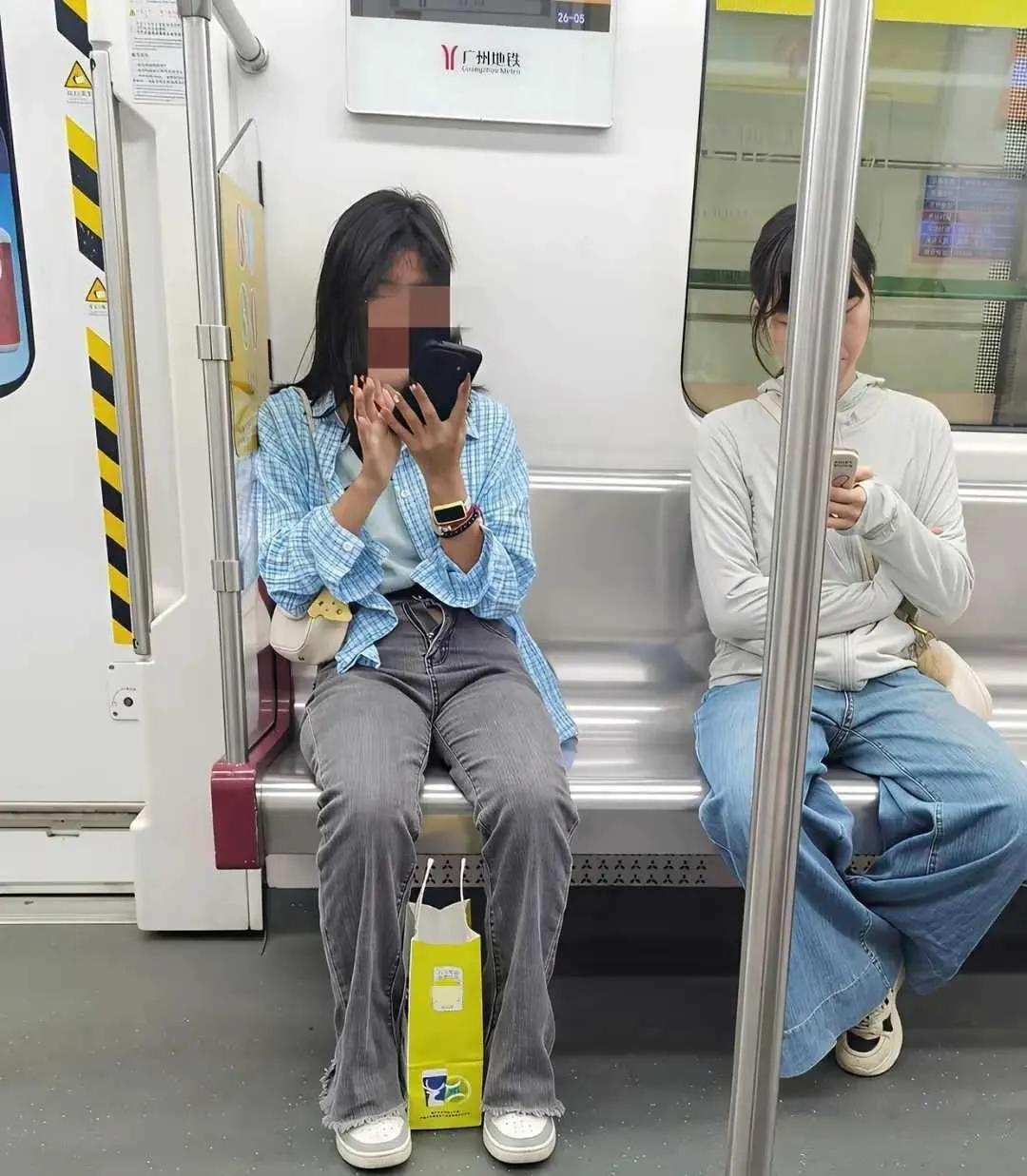 遇到这种情况你会怎么办？要不要提醒她一下？