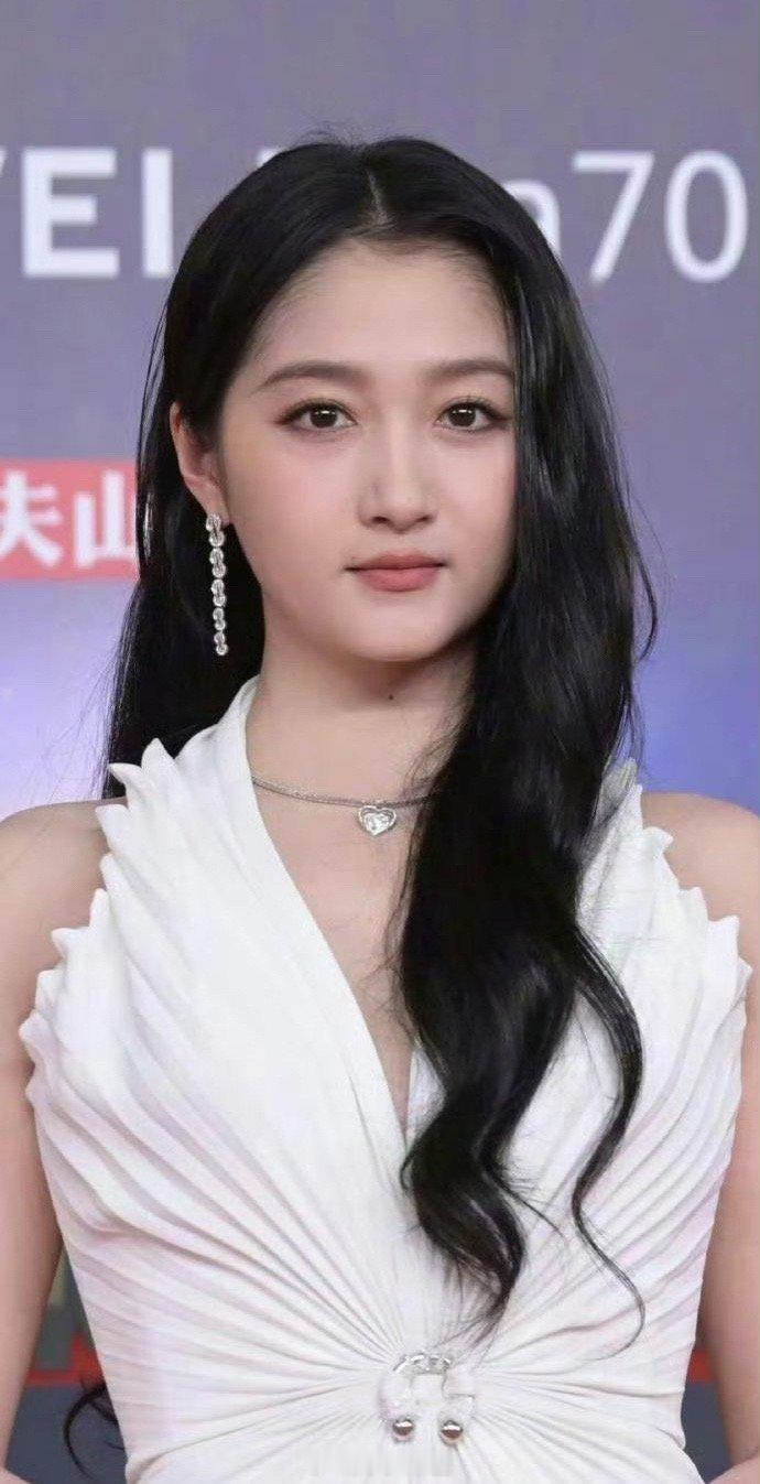 关晓彤就不能去去杂乱无章的胎毛吗 ​ ​​​