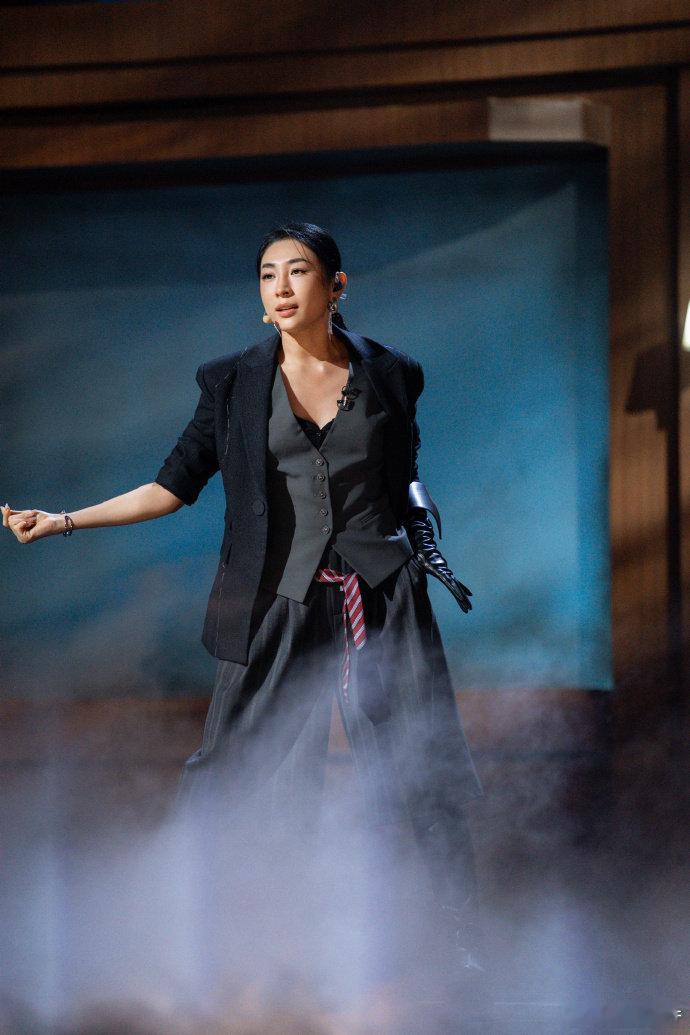 淡淡天生的领导者乘风2026淡淡姐姐全程淡定从容，温柔带队又自带大佬气场。 