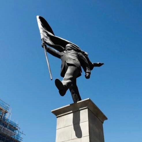 Banksy 在伦敦树立的新雕塑，是一个被旗帜蒙住眼睛的人。 