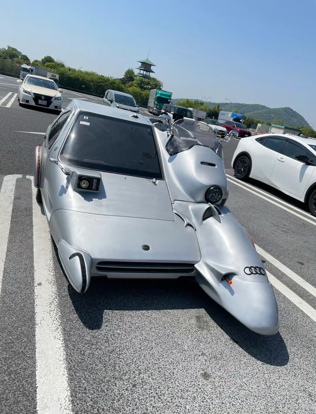 居然在路上看到这种车，据说只生产了十台…… ​ ​​​