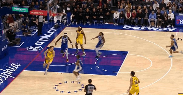 逐帧拆解：单场8断创生涯新高，镜头解析马克西抢断表现图1马克西身处强侧时刻关注持