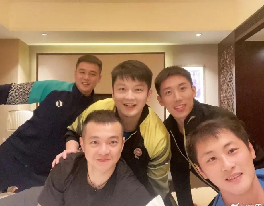 🎈国乒欢乐谷小分队聚会啦🎈
 
一眼锁定樊振东～  这几位国乒“欢乐搭子”同