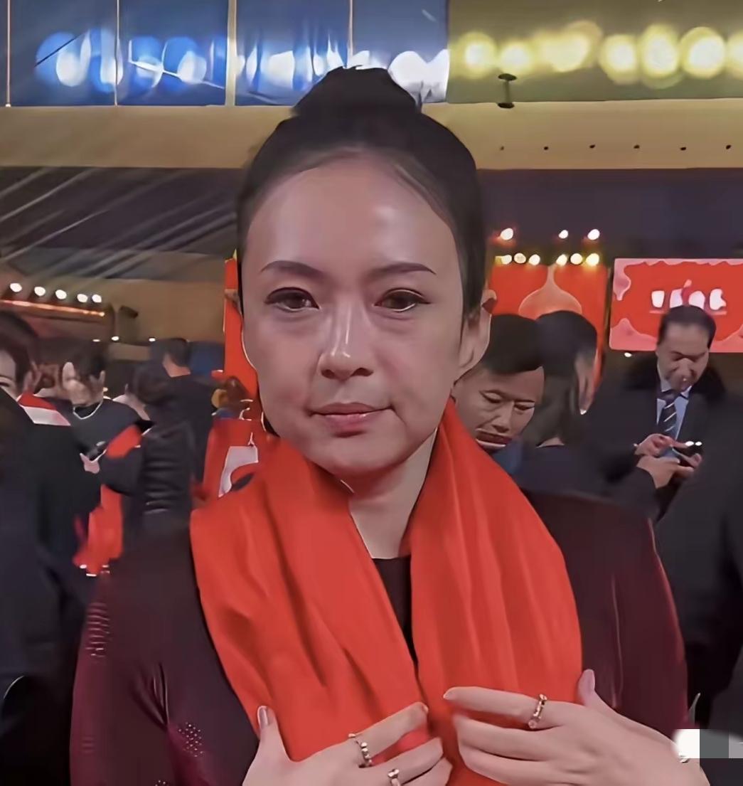 47岁的章子怡怎么突然就衰老了，脸部皮肤松弛下垂，幼态脸，还没有多久就垮塌了。