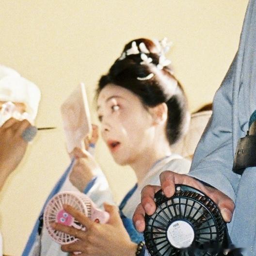 白鹿六一晒叶璃片场照白鹿莫离六一营业看看 