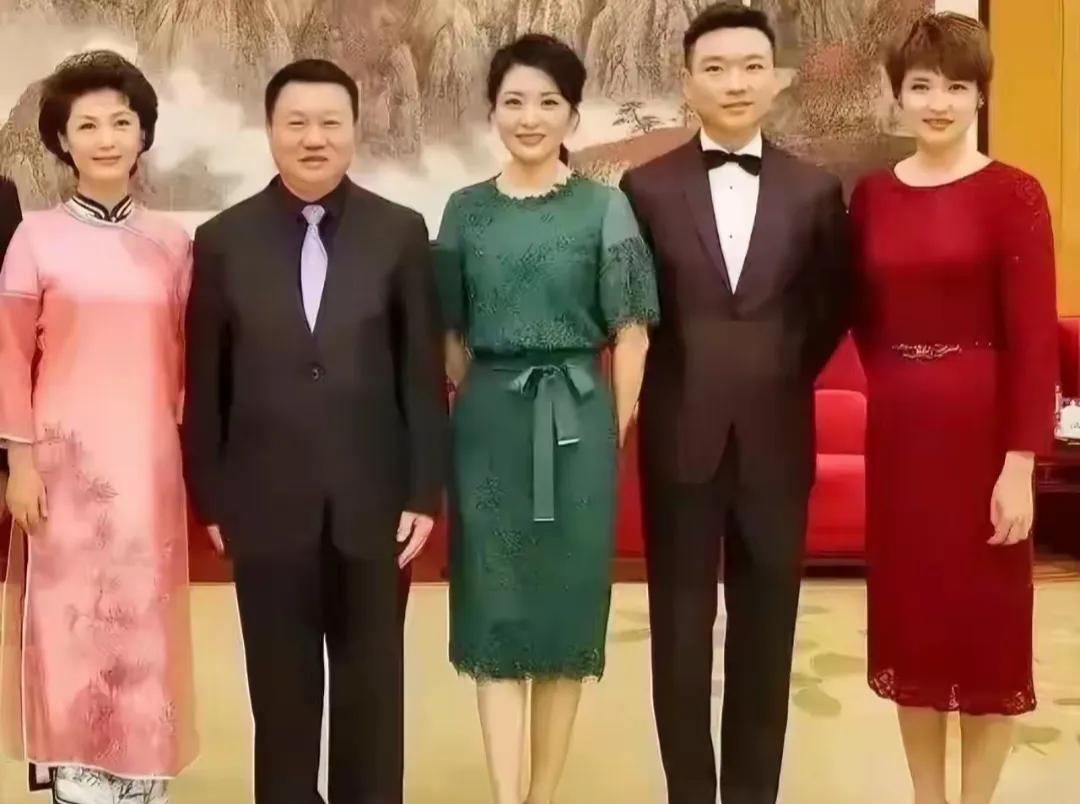 这五位都是央视最出色的主持人，其中有两位是主持新闻联播的，你知道是哪两位吗？#娱