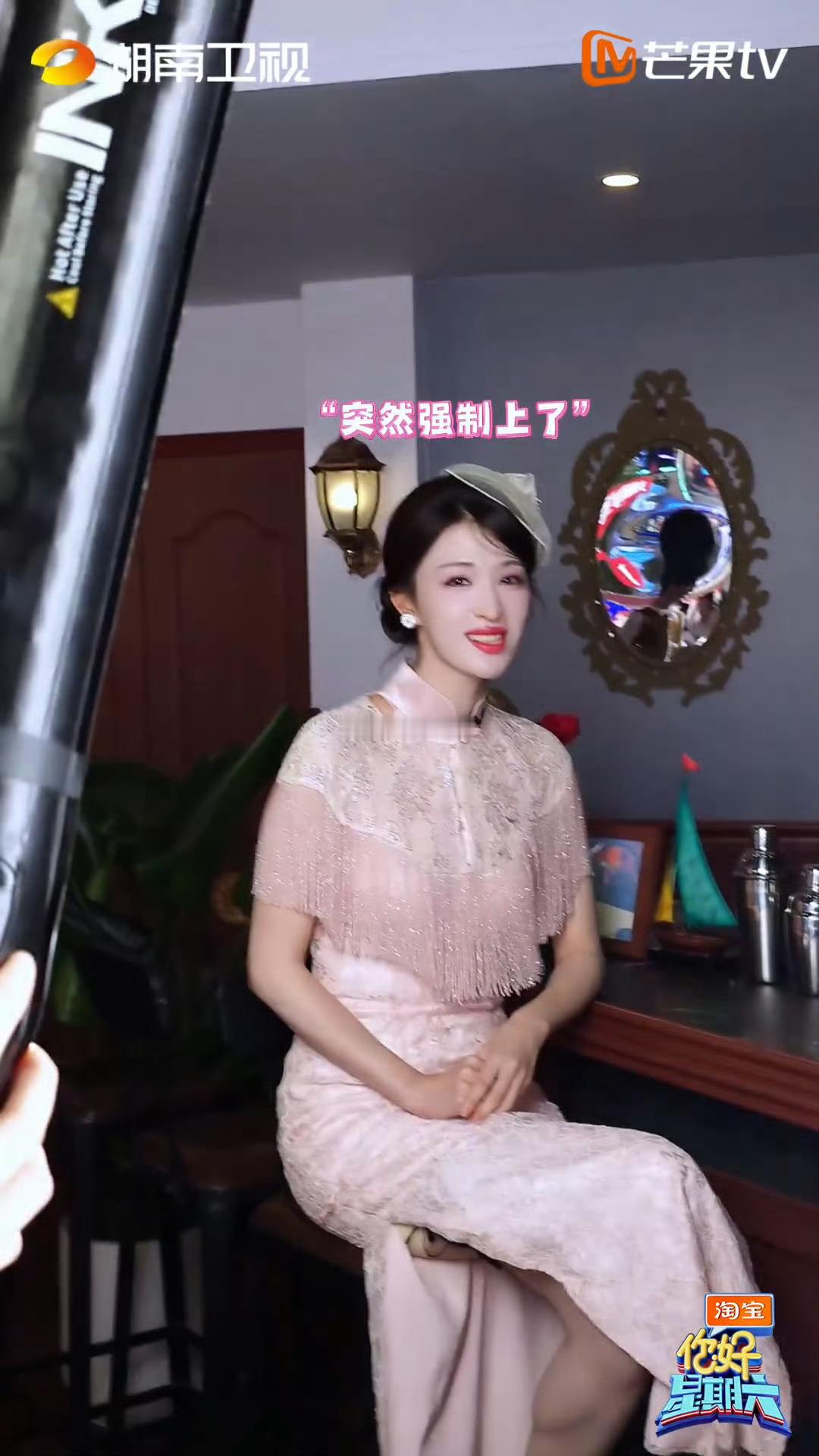 王楚然张凌赫突然强制上了 公主抱路透直接封神！粉色旗袍配黑西装，190和172的