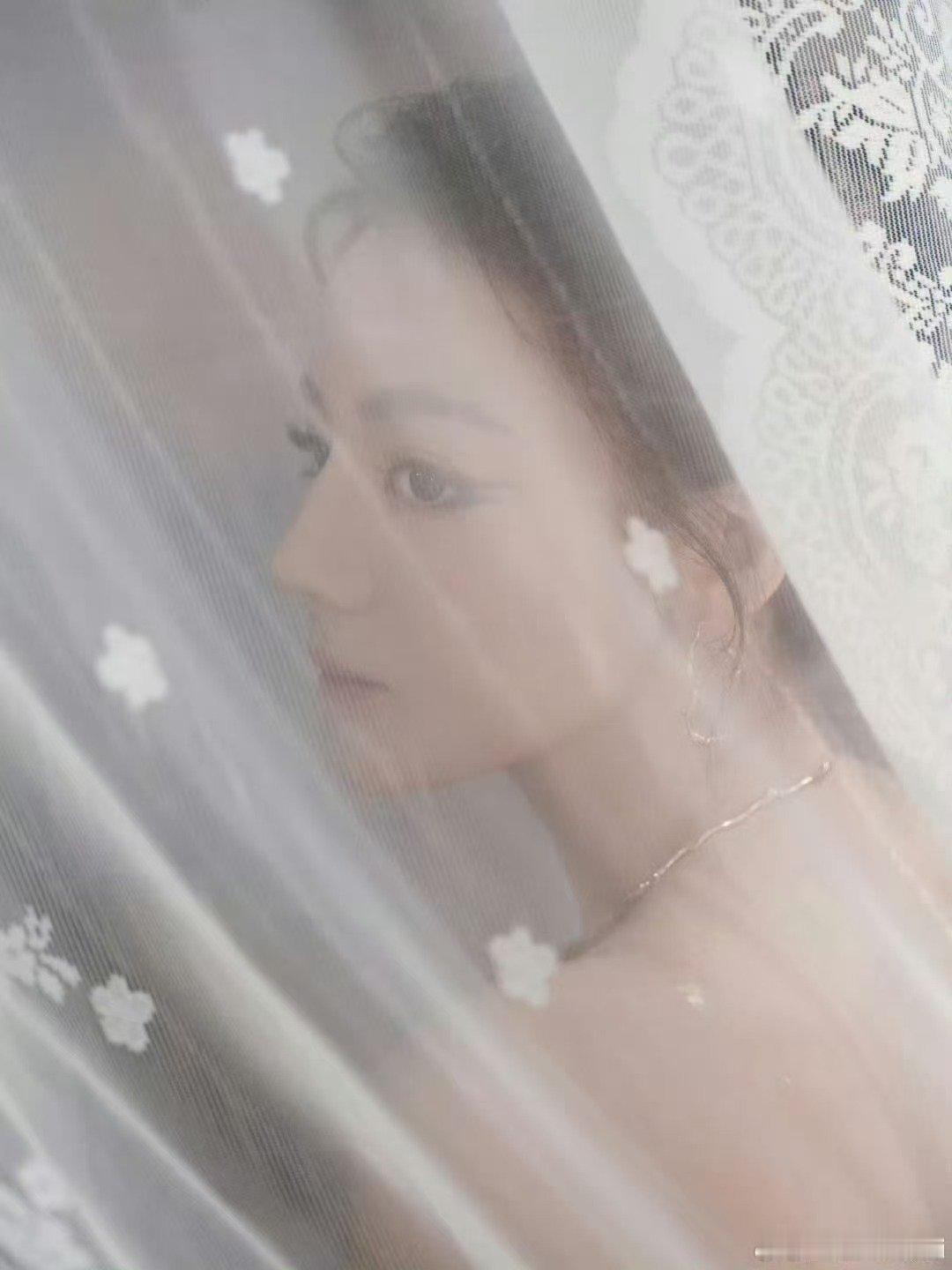 王亚飞给迪丽热巴化的燕尾妆王亚飞给迪丽热巴化燕尾燕尾妆听劝后的妆容有多绝，干净通